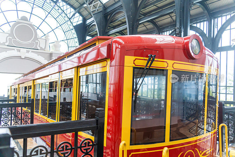 从范思潘山的美丽景色，红色列车为旅游有轨电车。钢结构、木材和玻璃的欧洲风格在Sa Pa，老蔡省，越南